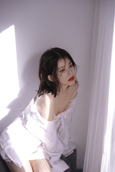 年轻漂亮少妇私密精油按摩保养